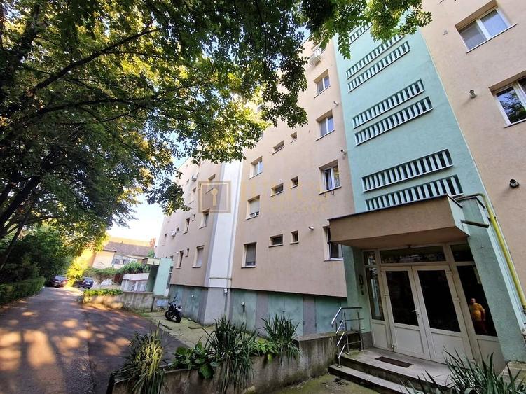 Apartament cu 4 camere decomandat în Neptun