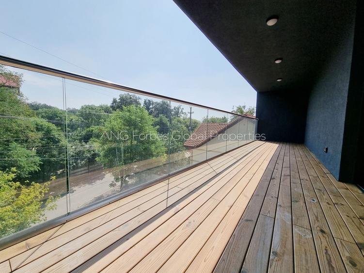 Penthouse cu 5 camere decomandat în Băneasa