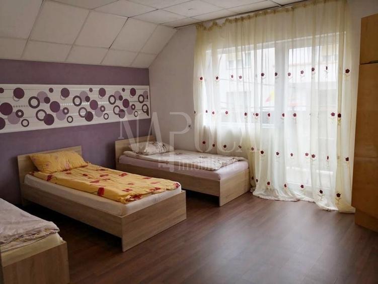 Casă individuală cu 8 camere cu Canalizare în Central