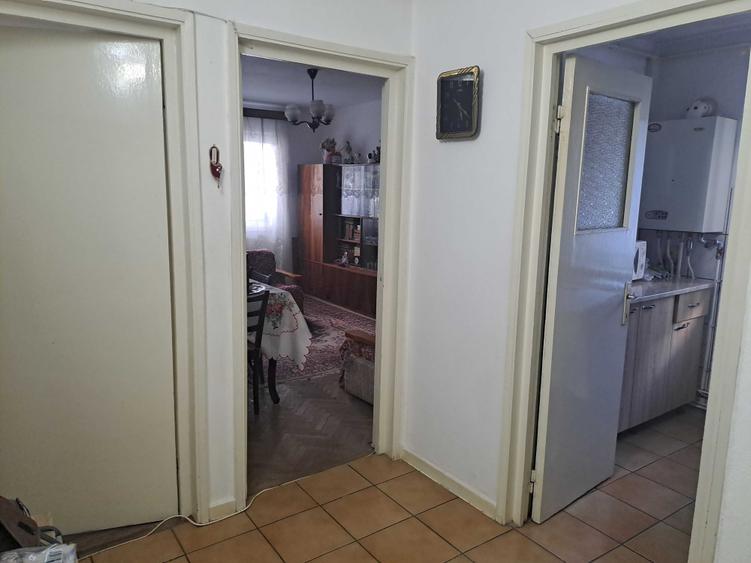 Apartament cu 3 camere semidecomandat în Banca Națională