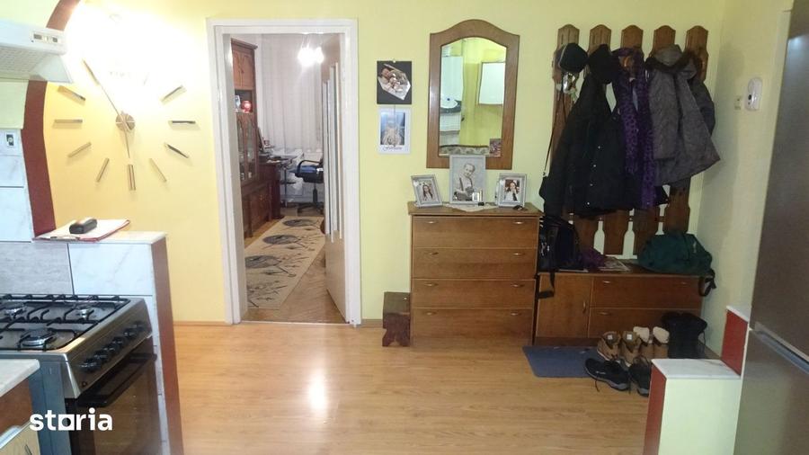 Apartament cu 3 camere decomandat în Scărișoara
