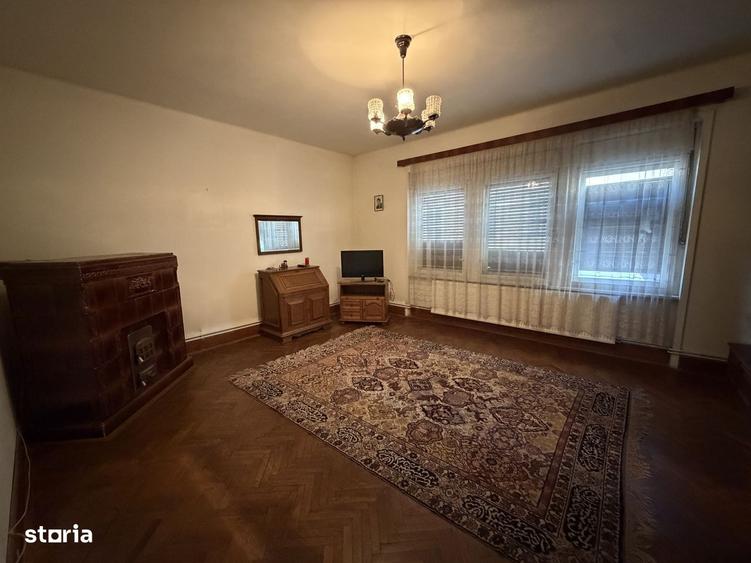 Casă cu 4 camere în Central