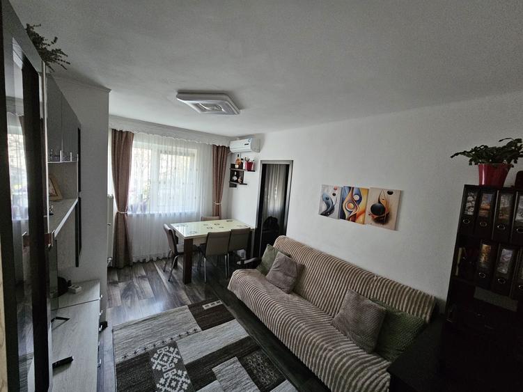 Apartament cu 3 camere semidecomandat în Primăverii