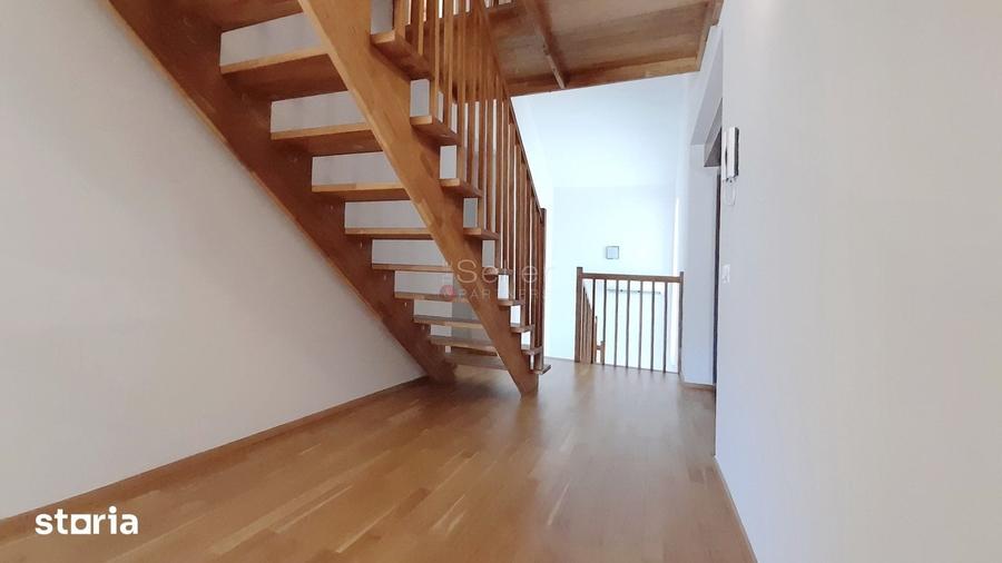 Casă cu 8 camere cu Teren 522 Mp în Schei