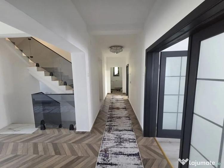 Casă cu 8 camere cu Teren 1500 Mp în Rediu