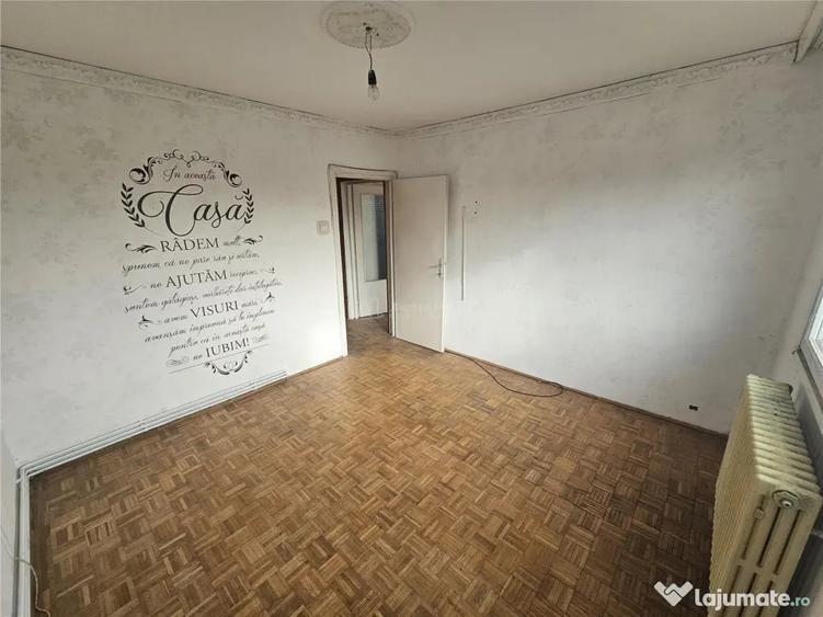 Apartament cu 3 camere semidecomandat în Micro I