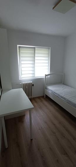 Apartament cu 3 camere semidecomandat în Berceni