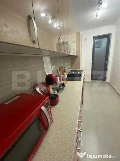 Apartament cu 3 camere semidecomandat în Calea București