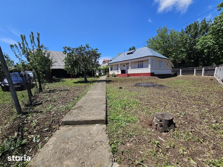 Casă cu 3 camere cu Teren 1330 Mp în Păunești