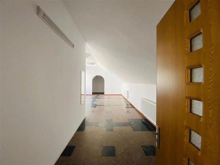 Birou, de 55 mp, în Central