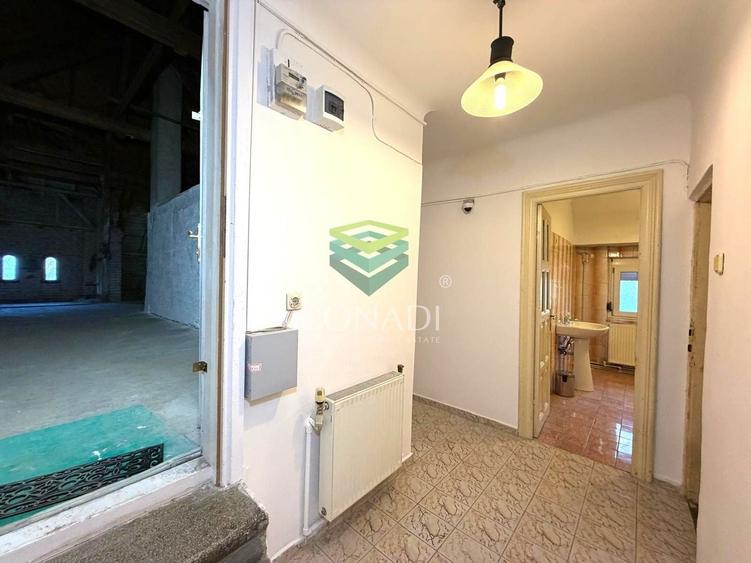 Casă individuală cu 8 camere cu Canalizare în Capitale