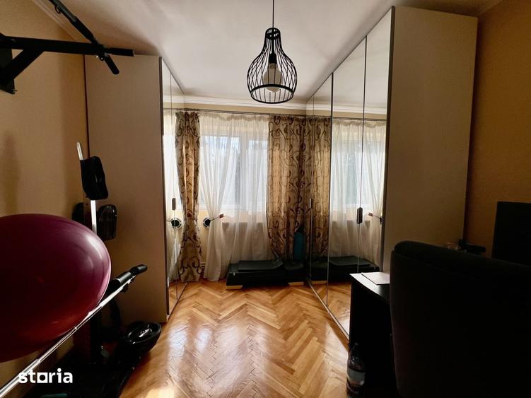 Apartament cu 3 camere decomandat în Est