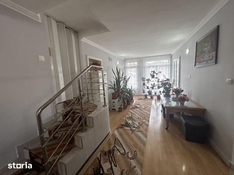 Casă cu 7 camere cu Teren 1300 Mp în Central