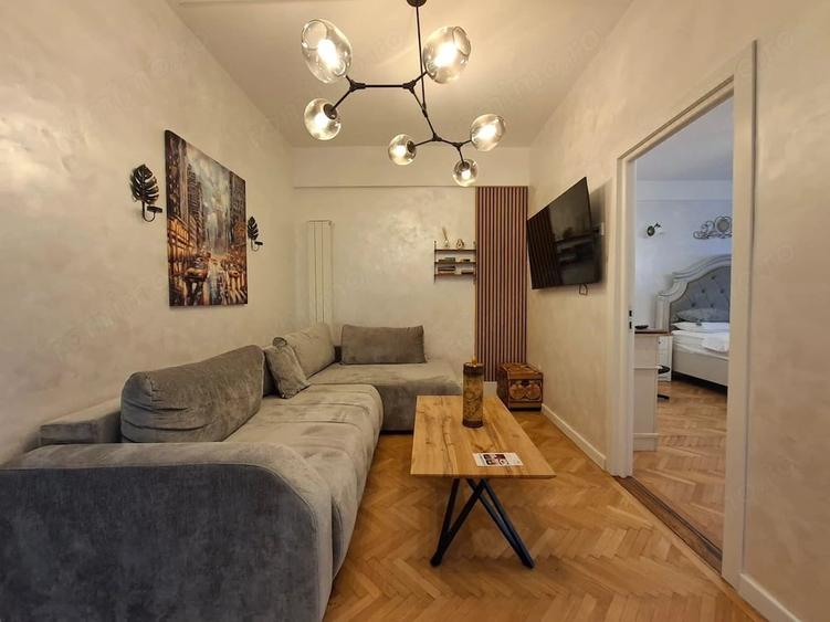 Apartament cu 5 camere semidecomandat în Romană