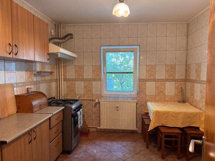 Apartament cu 3 camere semidecomandat în Colentina
