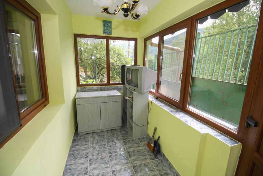 Casă individuală cu 8 camere cu Canalizare în Central