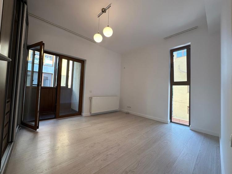 Apartament cu 3 camere semidecomandat în Otopeni