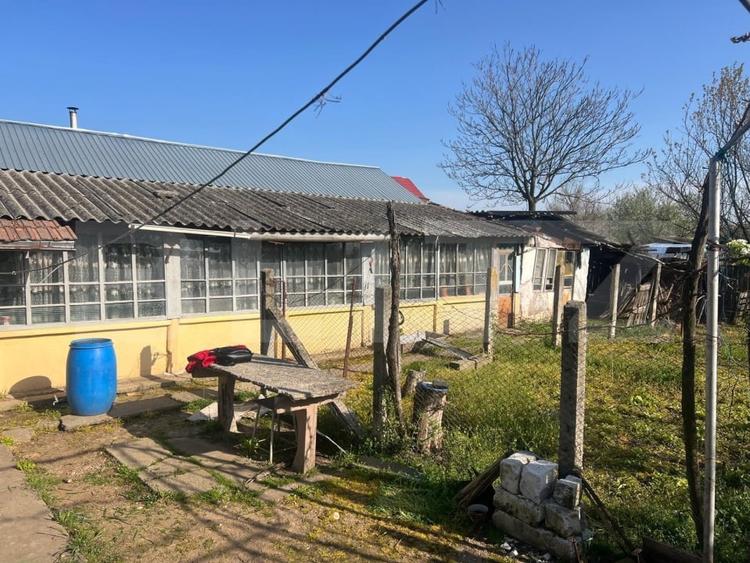 Casă individuală cu 3 camere cu Teren 2320 Mp în Exterior Sud