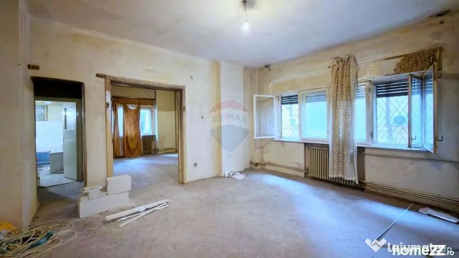 Apartament cu 3 camere semidecomandat în Calea Victoriei