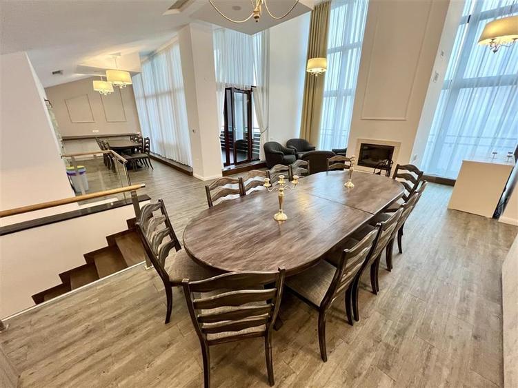 Apartament cu 6 camere decomandat, mobilat în Poiana Brașov