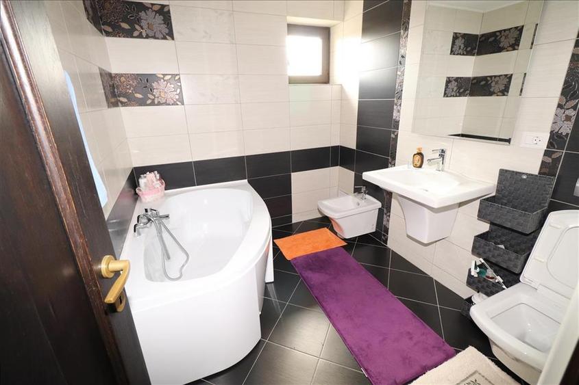 Casă individuală cu 5 camere cu Teren 2795 Mp în Budești