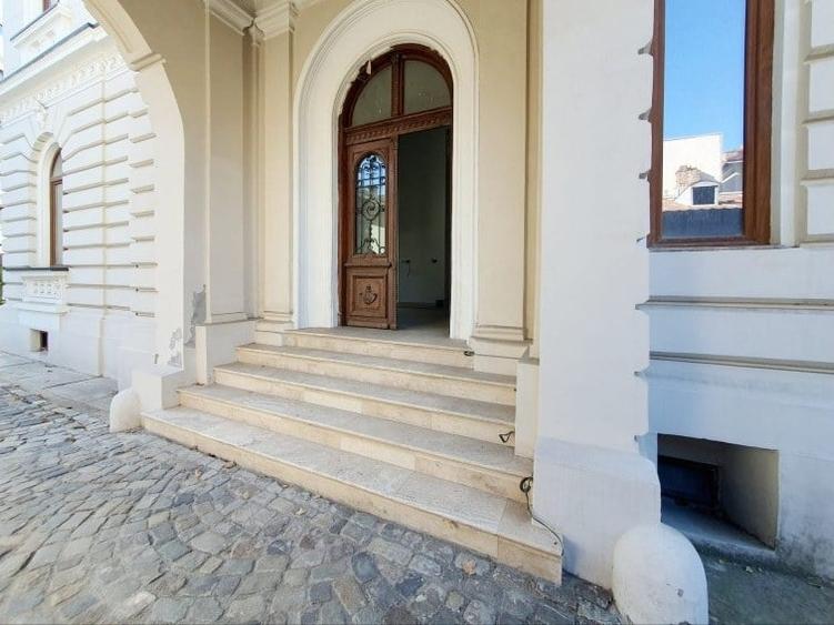 Casă cu 16 camere cu Teren 665 Mp în Universitate