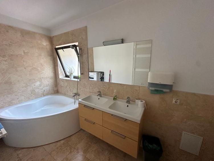 Apartament cu 3 camere semidecomandat, mobilat în P-ța Victoriei