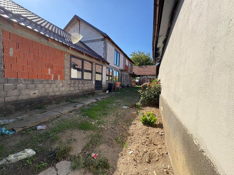 Casă individuală cu 5 camere cu Teren 648 Mp în Central