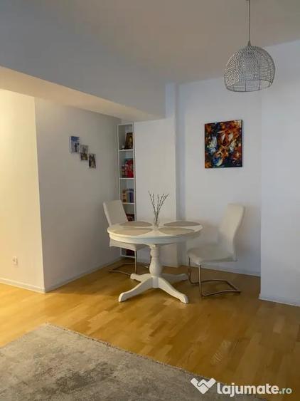 Apartament cu 3 camere semidecomandat în Băneasa