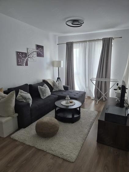 Apartament cu 3 camere semidecomandat în Aradului