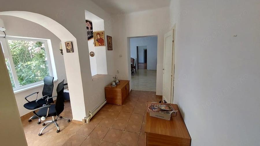 Casă cu 8 camere cu Teren 800 Mp în Central