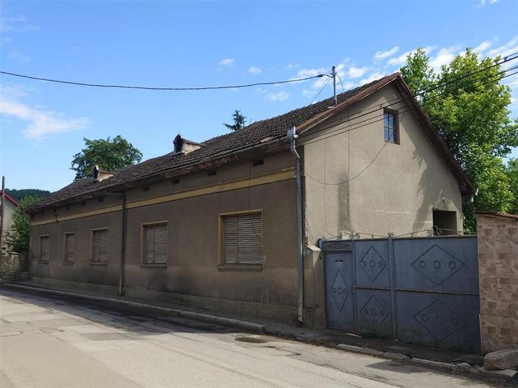 Casă individuală cu 5 camere cu Teren 605 Mp în Exterior Est