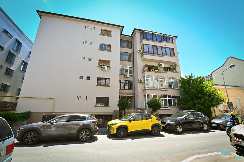 Apartament cu 4 camere decomandat în Calea Victoriei