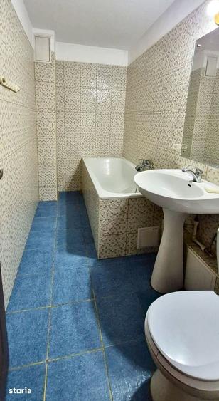 Apartament cu 3 camere decomandat în Tei