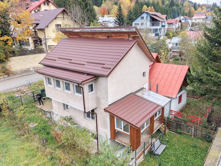 Casă individuală cu 4 camere cu Canalizare în Azuga
