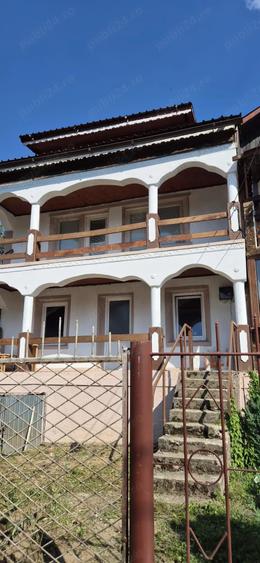 Casă cu 6 camere cu Teren 300 Mp în Văliug