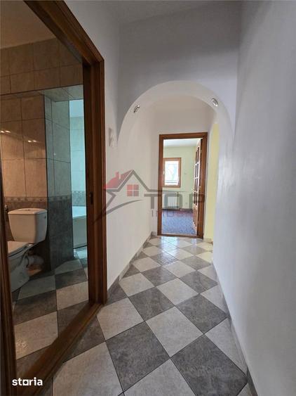 Apartament cu 3 camere decomandat în Podu Roș