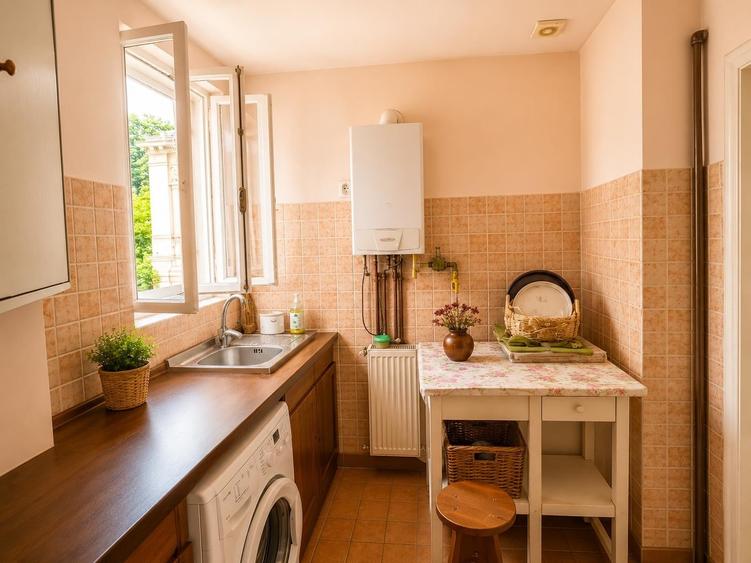 Apartament cu 4 camere semidecomandat în Universitate