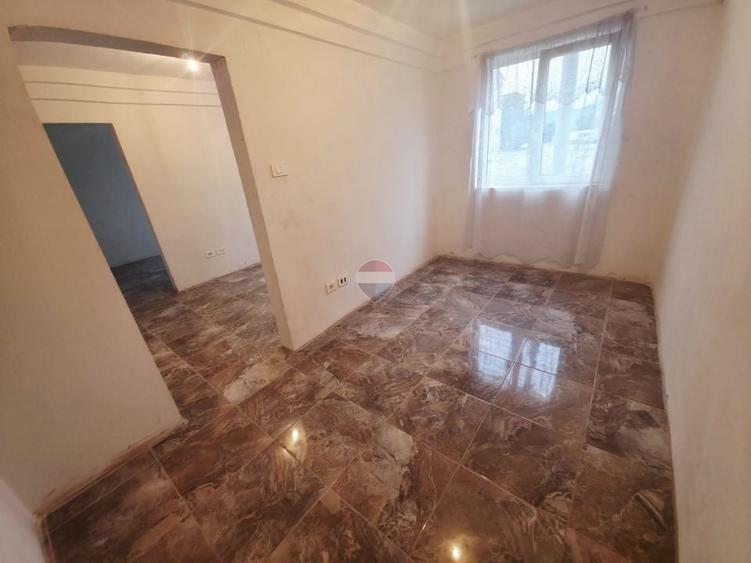 Apartament cu 3 camere decomandat în Săvinești