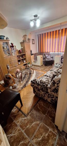 Apartament cu 3 camere decomandat în Exterior Vest