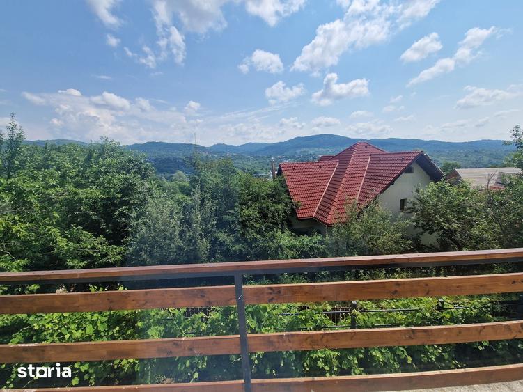 Casă cu 5 camere cu Teren 700 Mp în Ghioșești