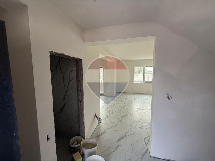 Casă individuală cu 4 camere cu Teren 377 Mp în Central