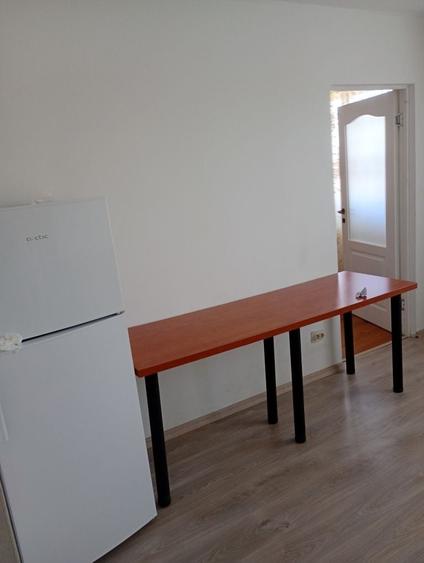 Apartament cu 3 camere semidecomandat în Podu Roș