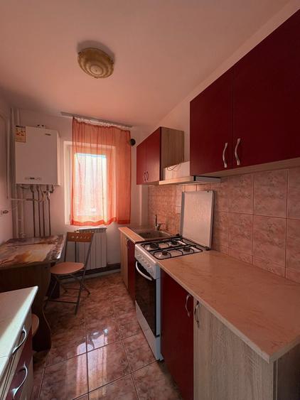 Apartament cu 3 camere semidecomandat în Alexandru cel Bun
