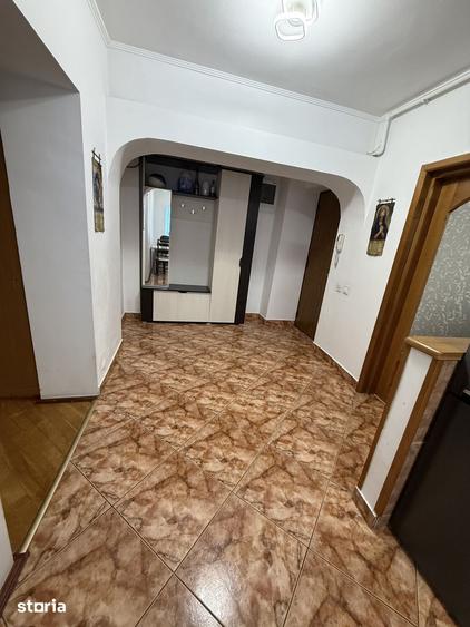 Apartament cu 3 camere decomandat în Tei
