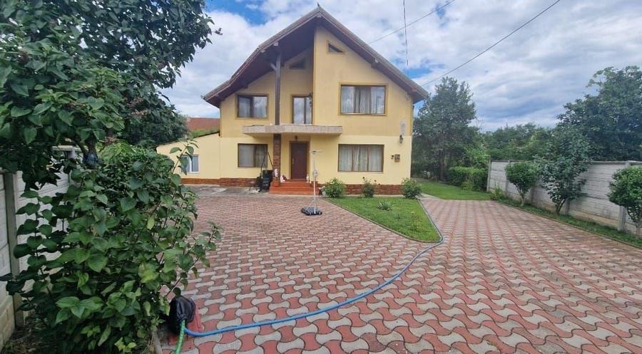 Casă cu 4 camere în Central