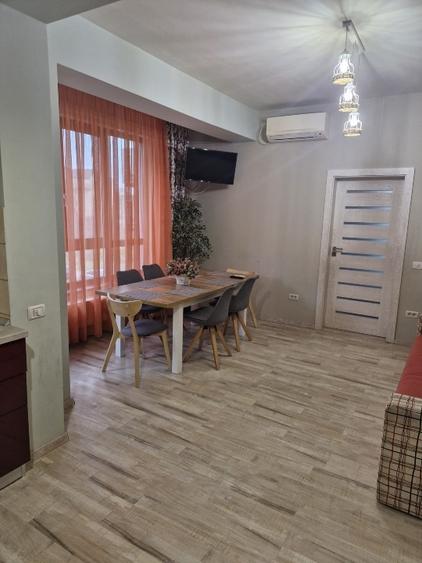 Apartament cu 3 camere semidecomandat, mobilat în Central