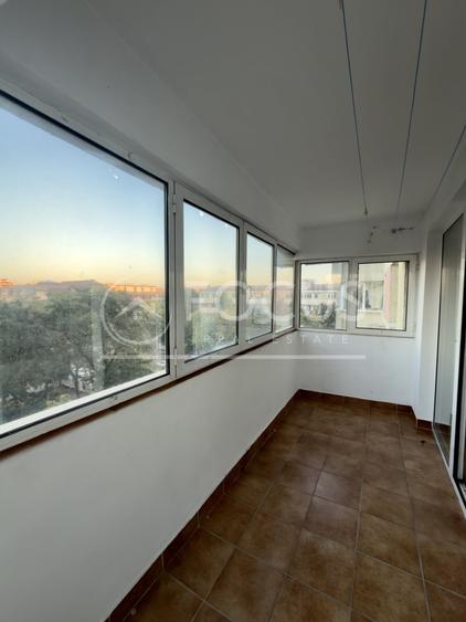 Apartament cu 3 camere semidecomandat, mobilat în Tei
