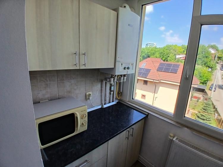 Apartament cu 2 camere semidecomandat, mobilat în Podul de Fier