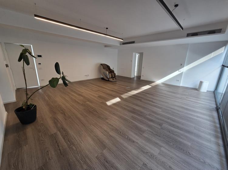 Apartament cu 4 camere decomandat în Națiunile Unite